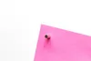 A pink sticky note is attached to a white surface by a silver magnet. Náhľad obrázku produktu