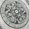 Close-up view of a circular rug with a detailed pattern. Produktbild-Vorschau