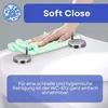 A hand is cleaning a toilet seat with a green cloth. The image highlights the "Soft Close" feature and the ease of cleaning. Náhled obrázku produktu