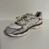 A single shoe is placed on a light gray and white surface. Produktbild-Vorschau
