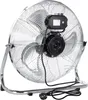 A silver floor fan with a black motor and control box. Voir les images du produit