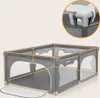 A grey playpen with mesh sides and a clear flap on the front, shown on a light grey background. A close-up inset shows a corner detail of the playpen's frame. Anteprima dell’immagine prodotto
