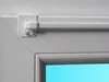 Close-up view of a white, oval, extendable curtain rod mounted in a window frame. Produktbild-Vorschau