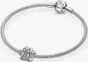 A silver Pandora bracelet with a paw print charm and a clasp with the Pandora logo. Anteprima dell’immagine prodotto