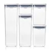 A set of five clear plastic food storage containers with gray lids, arranged in two rows against a white background. Anteprima dell’immagine prodotto