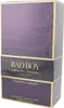 Parfumverpackung Bad Boy Dazzling Garden, violette Struktur mit goldener Typografie von Carolina Herrera New York. Podgląd zdjęcia produktu