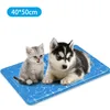 A kitten and a puppy are lying on a blue cooling mat with a marble pattern. Produktbild-Vorschau