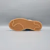 The underside of a sneaker is shown against a plain gray background. Voir les images du produit