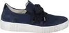 A side view of a blue suede sneaker with a large bow on the laces and a white platform sole. Produktbild-Vorschau