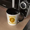 Bitcoin Millionär Kaffeebecher in schwarz mit Kryptowährung Produktbild-Vorschau 5