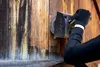 A person wearing black gloves is using a satining machine on a wooden surface. Produktbild-Vorschau