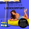 A woman is lying on a yellow beanbag chair next to a retro-style radio, under a beach umbrella. The background is a solid blue. Produktbild-Vorschau