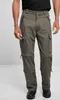 A man wearing zip-off cargo pants. Produktbild-Vorschau