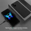 A black smartphone case is shown next to a smartphone charging wirelessly. Voir les images du produit