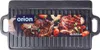 A black cast iron grill plate with a marketing label showing food. Produktbild-Vorschau
