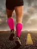 A person's legs are shown from behind, running on a road. Anteprima dell’immagine prodotto