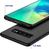 A close-up view of a black smartphone case, highlighting its thickness. Voir les images du produit