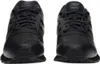 A front view of a pair of black New Balance sneakers. Voir les images du produit