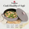 A gray Dutch oven filled with food, with its lid slightly ajar, is placed on a wooden board. The background is light gray and white. Several safety icons are displayed at the bottom. Anteprima dell’immagine prodotto