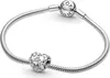 A close-up studio shot of a Pandora bracelet with a heart-shaped charm. Anteprima dell’immagine prodotto