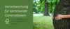 A person's hands are wrapped around a tree trunk, with text overlaying the left side of the image. Produktbild-Vorschau