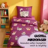 A child's bedroom with a bed dressed in cat-themed bedding, a bookshelf, and a teddy bear. Produktbild-Vorschau