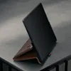 A dark brown leather case for a tablet or e-reader is shown standing upright on a dark gray surface. Anteprima dell’immagine prodotto