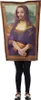 A child wearing a Mona Lisa costume, with their face visible through a cutout in the painting. Anteprima dell’immagine prodotto