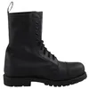 Auf dem Bild ist ein schwarzer Stiefel zu sehen der von der linken Seite abgebildet ist. Der Stiefel hat eine hohe Form und eine kräftige Sohle die ihm ein robustes Erscheinungsbild verleiht. Produktbild-Vorschau