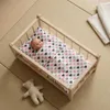 Ein Puppenbett aus Holz in einer natürlichen Farbe mit Produktbild-Vorschau 7