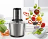 A stainless steel food processor with vegetables flying out of it into a bowl. Anteprima dell’immagine prodotto