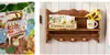 A split image showing two scenes related to a miniature dollhouse or craft project. The left side shows a miniature greenhouse interior with furniture and plants. The right side shows a close-up of a wooden shelf with decorative items. Anteprima dell’immagine prodotto