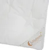 A close-up view of a white duvet with a star pattern and a label. Produktbild-Vorschau