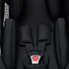 A close-up view of a black car seat harness with a red buckle. Anteprima dell’immagine prodotto