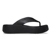 A black platform flip-flop sandal is shown from the side against a white background. Voir les images du produit