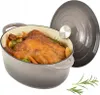 A roasted chicken with vegetables in a Dutch oven. Anteprima dell’immagine prodotto