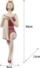 A figurine of a woman in a red swimsuit sitting with her legs crossed, with dimensions indicated by text overlays. Anteprima dell’immagine prodotto
