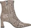 A side view of a single beige ankle boot with a snakeskin pattern. Produktbild-Vorschau
