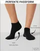 A close-up shot of a person wearing black ankle socks, with text overlays highlighting features. Produktbild-Vorschau
