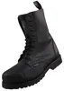 Auf dem Bild ist ein schwarzer Stiefel zu sehen der von der Seite betrachtet wird. Die Form des Stiefels wirkt robust und modern mit einer leicht glänzenden Oberfläche. Produktbild-Vorschau
