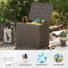 A brown storage box with its lid open, filled with garden tools and gloves, sits on a wooden deck next to a watering can. Below the main image are smaller images of pillows, garden tools, a lifebuoy, and a volleyball. Anteprima dell’immagine prodotto