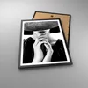 Gerahmtes Poster - Schwarzer Rahmen - Frau Hände Hut - Produktbild-Vorschau 3