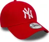 A red New York Yankees baseball cap with a white logo. Podgląd zdjęcia produktu