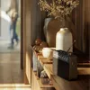 A black Philips radio sits on a wooden shelf next to decorative items. Voir les images du produit
