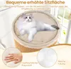 A cat is resting on a raised cat bed with text overlays describing its features. Produktbild-Vorschau