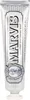 A close-up studio shot of a Marvis Smokers Whitening Mint Toothpaste tube. Anteprima dell’immagine prodotto