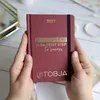 Taschenkalender 2027 A6 Bordeaux mit Goldprägung - 1 Woche Produktbild-Vorschau 6