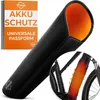 A black e-bike battery cover with an orange interior is shown, along with a box displaying product information. A close-up inset shows the cover on a bicycle frame, with a graphic indicating heat. Anteprima dell’immagine prodotto