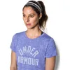 A woman wearing an Under Armour shirt and headband. Voir les images du produit