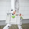 A person in white work clothes walks while carrying a white Festool Systainer³ ToolBox. Anteprima dell’immagine prodotto